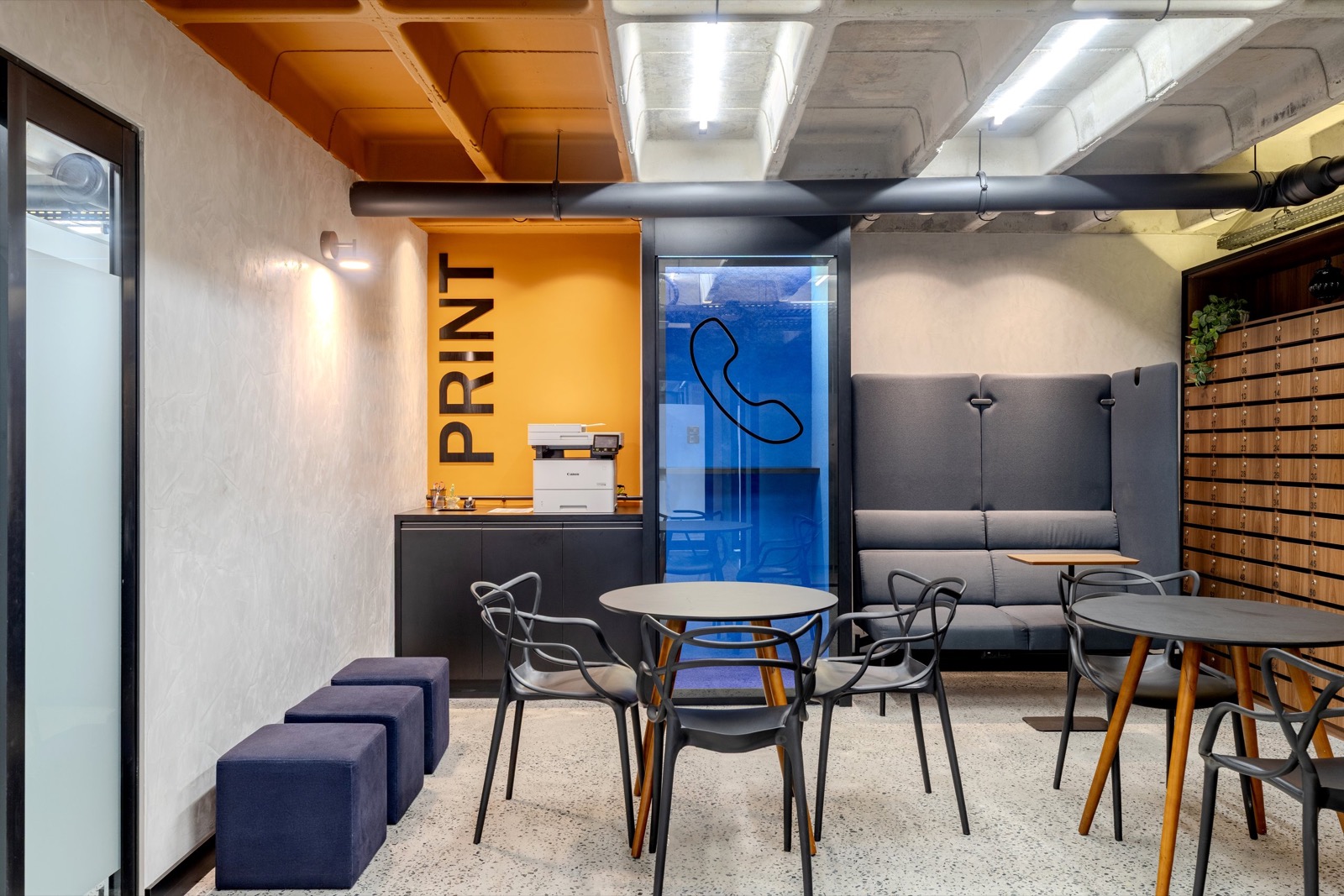 Área de impressão e cabine de ligação do WorkHub