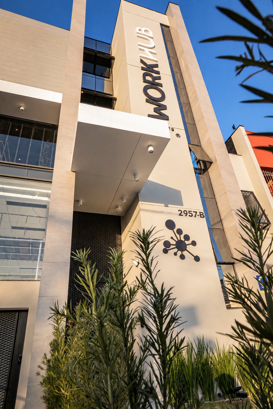 Fachada do prédio próprio do WorkHub na Ressacada, endereço fiscal em Itajaí