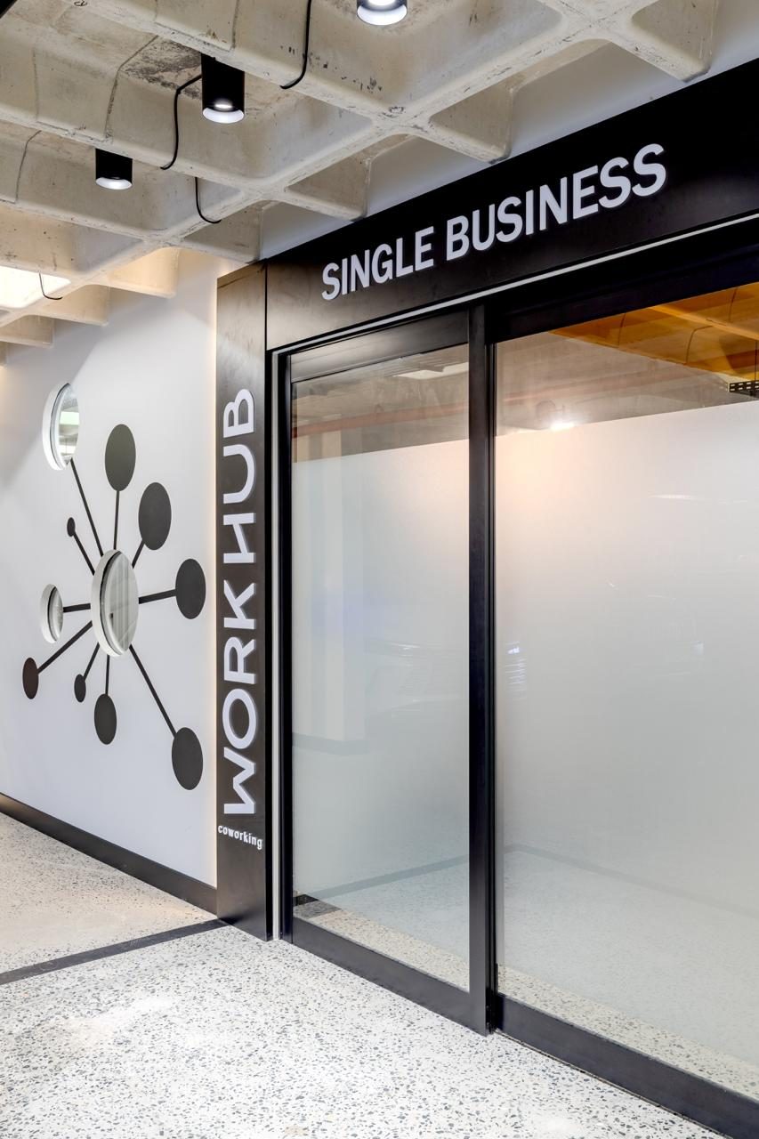 Porta da sala Single Business no WorkHub Coworking em Itajaí