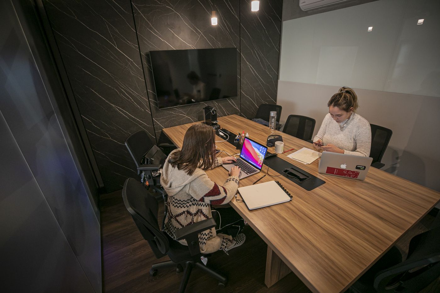 Sala de reunião em uso no WorkHub Coworking em Itajaí